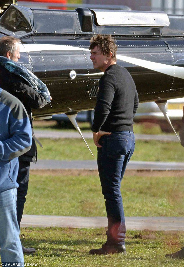 بالصور-توم-كروز-يتعلّم-قيادة-الهليكوبتر-2