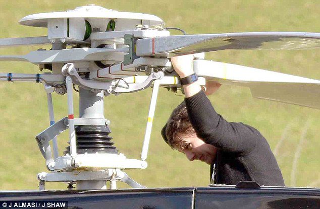 بالصور-توم-كروز-يتعلّم-قيادة-الهليكوبتر-3