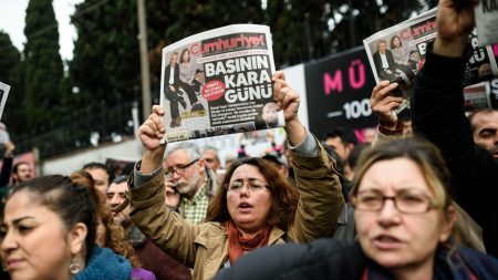 manifestation-contre-l-arrestation-de-deux-journalistes-du-journal-d-opposition-cumhuriyet-le-27-novembre-2015-a-istanbul-en-turquie_5471776
