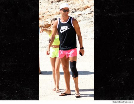 0717-cristiano-ronaldo-holiday-in-spain-knee-brace-splash-4