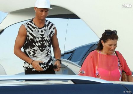 465009-cristiano-ronaldo-en-vacances-avec-sa-ma-950x0-1