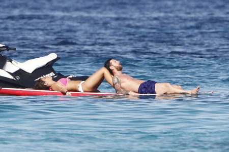 Lionel-messi-sa-femme-Antonella-Roccuzzo-et-leurs-fils-Thiago-et-Mateo-en-vacances-a-Ibiza-le-12-juillet-2016_exact1024x768_l-1
