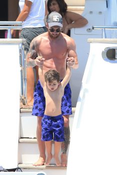 Lionel-messi-sa-femme-Antonella-Roccuzzo-et-leurs-fils-Thiago-et-Mateo-en-vacances-a-Ibiza-le-12-juillet-2016_exact1024x768_p-1