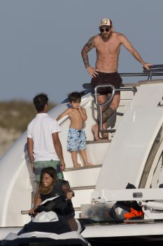 Lionel-messi-sa-femme-Antonella-Roccuzzo-et-leurs-fils-Thiago-et-Mateo-en-vacances-a-Ibiza-le-12-juillet-2016_exact1024x768_p-2