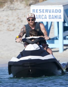 Lionel-messi-sa-femme-Antonella-Roccuzzo-et-leurs-fils-Thiago-et-Mateo-en-vacances-a-Ibiza-le-12-juillet-2016_exact1024x768_p-3