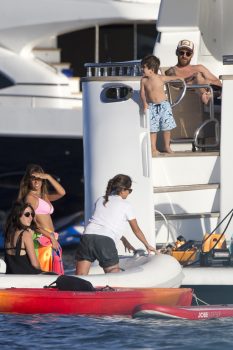 Lionel-messi-sa-femme-Antonella-Roccuzzo-et-leurs-fils-Thiago-et-Mateo-en-vacances-a-Ibiza-le-12-juillet-2016_exact1024x768_p-4