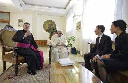 Mark-Zuckerberg-et-son-epouse-Priscilla-Chan-ont-rencontre-le-pape-Francois-le-29-aout-2016_portrait_w674-1