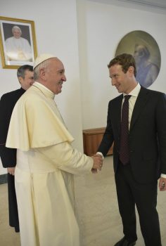 Mark-Zuckerberg-et-son-epouse-Priscilla-Chan-ont-rencontre-le-pape-Francois-le-29-aout-2016_portrait_w674-10