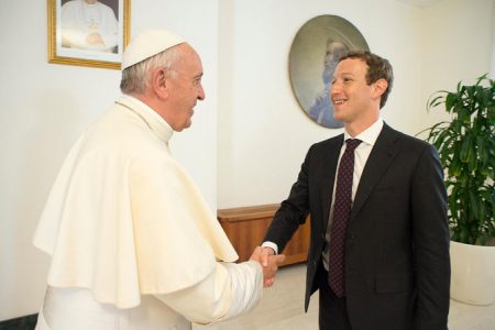 Mark-Zuckerberg-et-son-epouse-Priscilla-Chan-ont-rencontre-le-pape-Francois-le-29-aout-2016_portrait_w674-4