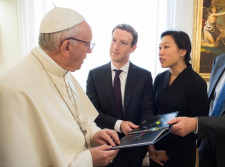 Mark-Zuckerberg-et-son-epouse-Priscilla-Chan-ont-rencontre-le-pape-Francois-le-29-aout-2016_portrait_w674