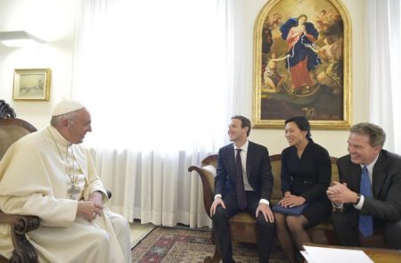 Mark-Zuckerberg-et-son-epouse-Priscilla-Chan-ont-rencontre-le-pape-Francois-le-29-aout-2016_portrait_w674-6