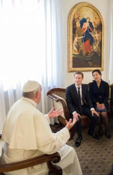 Mark-Zuckerberg-et-son-epouse-Priscilla-Chan-ont-rencontre-le-pape-Francois-le-29-aout-2016_portrait_w674-7