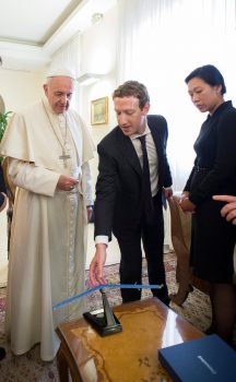 Mark-Zuckerberg-et-son-epouse-Priscilla-Chan-ont-rencontre-le-pape-Francois-le-29-aout-2016_portrait_w674-9