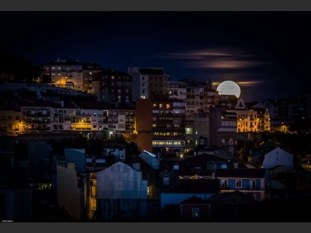 Lisbon, 11.14.2016 - Super moon over the city of Lisbon, is a full moon that occurs when the satellite is closest to the Earth, that is, the perigee of its orbit. (Jorge Amaral / Global Images) *** Please Use Credit from Credit Field ***/sipausa.sipausa_18887821/*** World Rights Except Portugal ***/1611142212