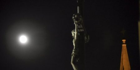 la-super-lune-avec-le-christ-du-peyrou-et-l-eglise_2176477_667x333