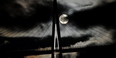 la-super-lune-derriere-le-viaduc-de-millau_2176430_667x333