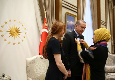 Cumhurbaşkanı Recep Tayyip Erdoğan ve eşi Emine Erdoğan, Cumhurbaşkanlığı Külliyesi'nde ABD'li ünlü oyuncu Lindsay Lohan'ı kabul etti. Lohan, Cumhurbaşkanı Erdoğan ve eşi Emine Erdoğan'a, "Dünya 5'ten büyüktür" rozeti taktı. ( Cumhurbaşkanlığı/Yasin Bülbül - Anadolu Ajansı )