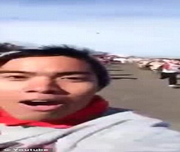 article-2551035-1B2BB23900000578-844_306x577