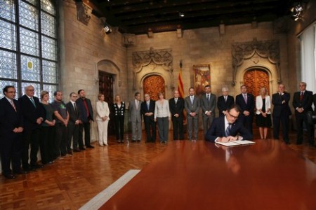 حاكم "كتالونيا" يوقع مرسوماً لإجراء استفتاء بشأن الاستقلال عن إسبانيا