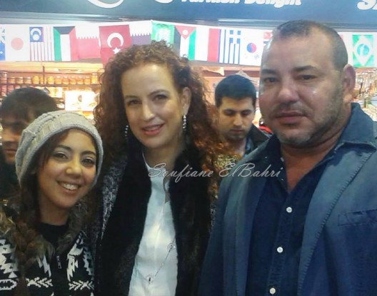 محمد-السادس-إلى-جانب-لالة-سلمى-ومواطنة-مغربية-528x415