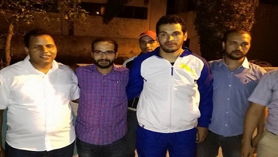 المدرب مصطفى العمراني يتوسط عائلته فور الإفراج عنه (برلمان.كوم)