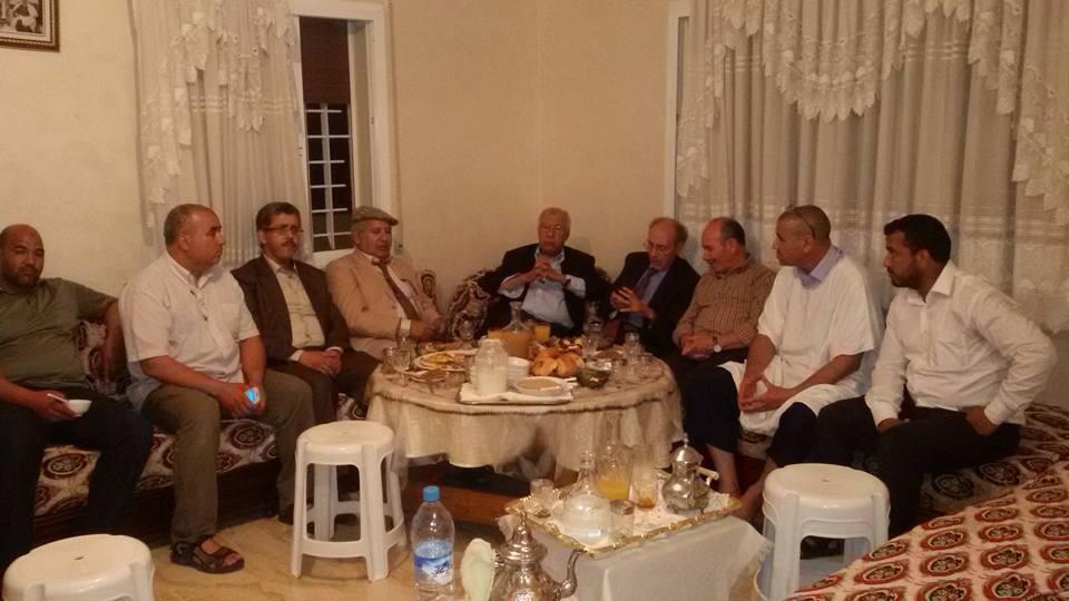 جانب من الوفد الذي زار أفتاتي ببيته