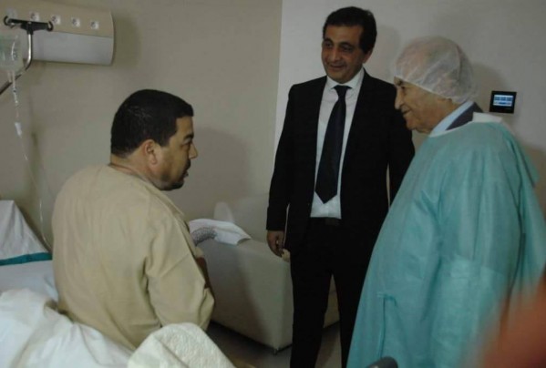 عبد الرحمان اليوسفي في زيارة صحفي بإحدى المصحات