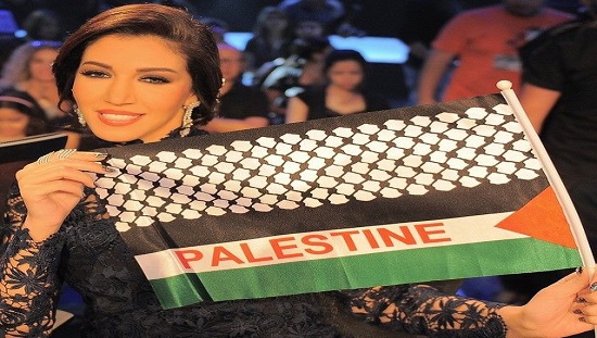 أسما لمنور ترفع علم فلسطين (برلمان.كوم)