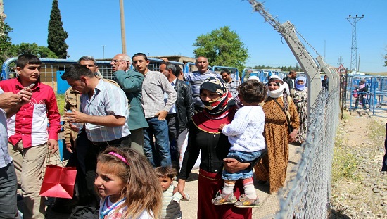 عودة لاجئين سوريين إلى تل أبيض بعد السيطرة عليها من قبل المقاتلين الأكراد (برلمان.كوم)
