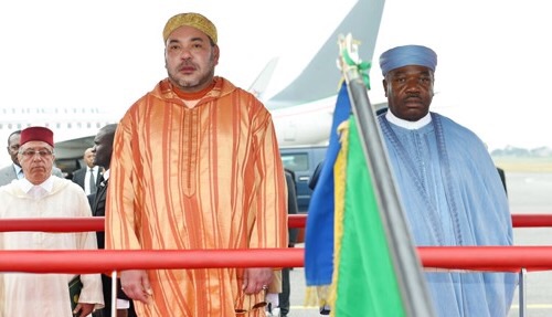 الملك محمد السادس لدى وصوله إلى ليبروفيل الغابونية (برلمان.كوم)