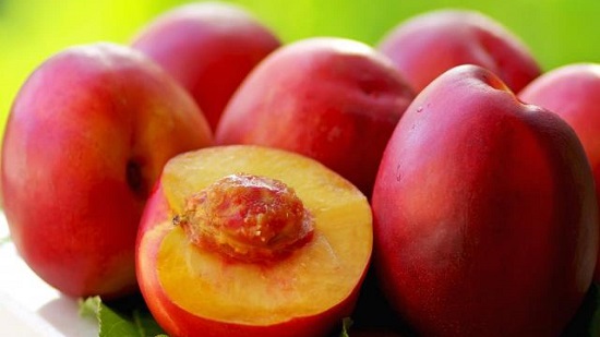 عشرة فوائد لفاكهة الخوخ اللذيذة