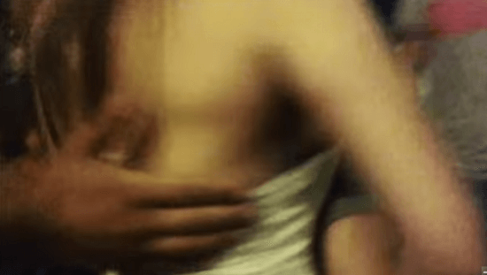 بعض المارة استجدى المتحرشين ترك المراة خوفا على طفلها