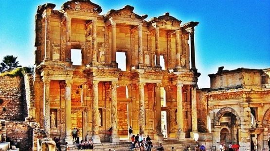 إفس تقع بولاية إزمير التركية غربي البلاد