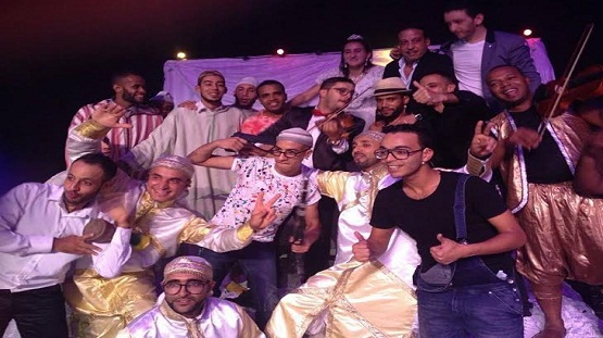 العرض شارك به كوميديون من مختلف المدن المغربية كما حضره ممثلون ومطربون شباب