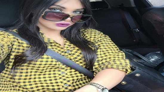 الفنانة ابتسام تسكت من داخل سيارتها