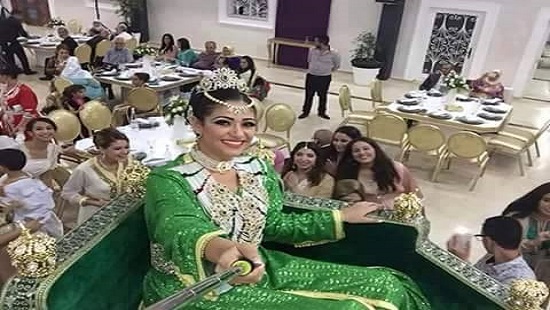 العروس تحمل بيدها عصا سيلفي وتلتقط صورة مع صديقاتها