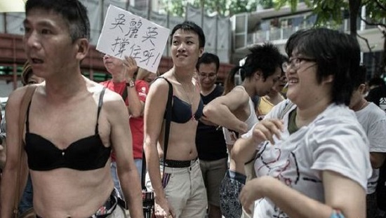 قاضت نغ شرطيا بتهمة التحرش فعاقبها القضاء على الاعتداء عليه بثدييها