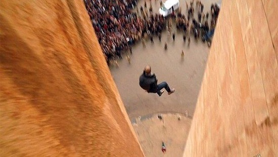 داعش تلقي بالمثليين جنسيا من على سطح البنايات