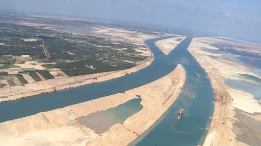 مشهد للقناة الجديدة المحاذية للقناة الأصلية بالسويس
