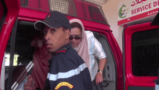 الفنانة نعيمة بوحمالة امام مصلحة المستعجلات رفقة ابنتها الغائبة عن الوعي