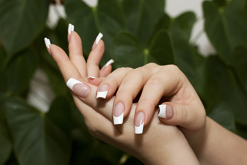 تكسر الأظافر وبهتان لونها يسبب الحرج لعدد من النساء