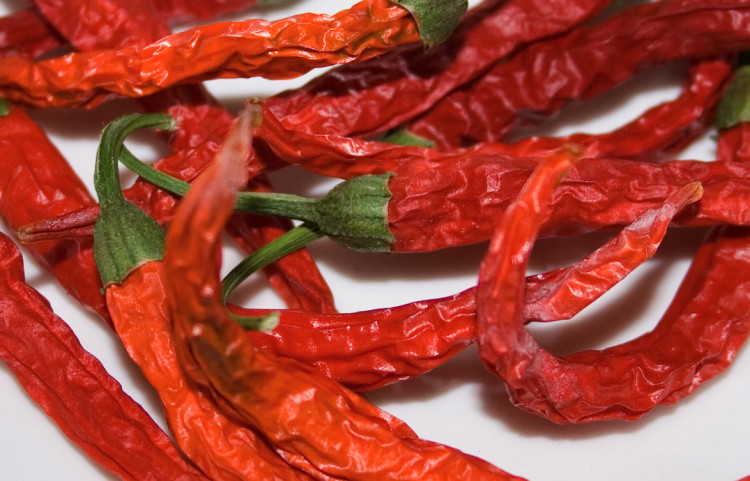 أثبتت الأبحاث أن الأطعمة الحارة تقاوم الخلايا السرطانية وتخلص الجسد من السمنة والسموم