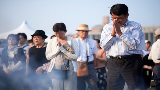 اليابانيون احتشدوا على الساعة الثامنة بساحة عامة في المدينة ووقفوا صمتا على أرواح الضحايا