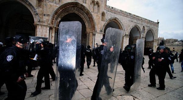 السائح رفع علم اسرائيل بالأقصى الشريف ما استفز الفلسطينيين هناك