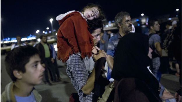 مهاجرون سوريون يعبرون إلى اليونان