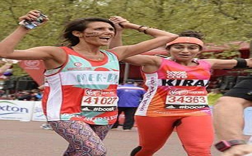 رغم تسرب دماء الحيض على ملابسها كيرا قررت اتمام الماراتون