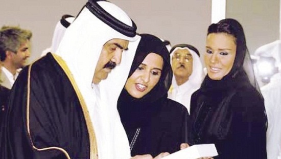 الأميرة مياسة تتوسط والدتها الشيخة موزة ووالدها الامير حمد بن خليفة ال ثاني