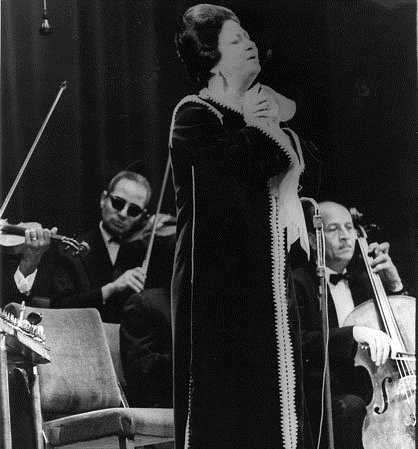 ام كلثوم مرتدية القفطان