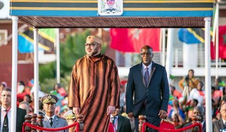 arrivee-sm-le-roi-en-tanzanie_m1-504x300