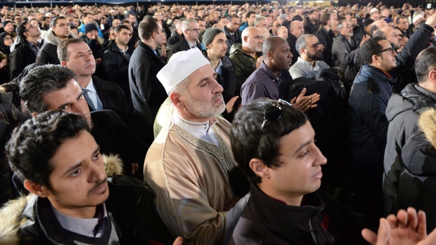 مشهد من إحدى لحظات مراسم العزاء بكندا